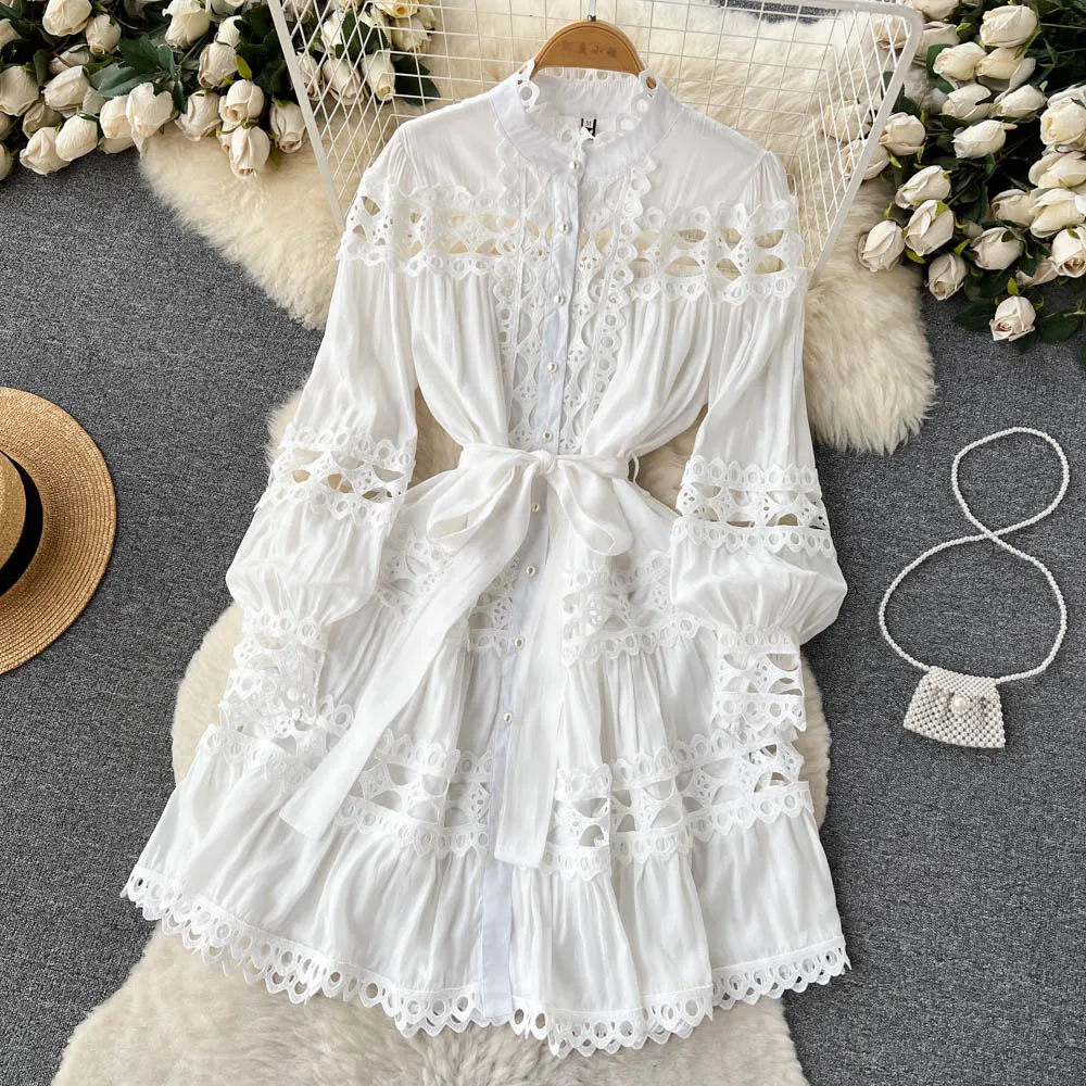 2023 Robes décontractées Printemps Été Blanc Mini Robe Femme Stand Longue Lanterne Manches Magnifique Fleur Broderie Creux Out La2276