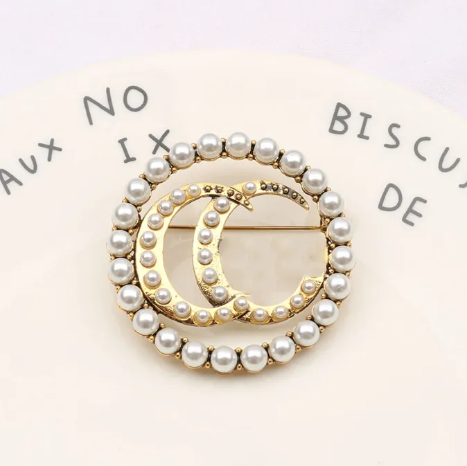 Famous Brand Designer Fashion Letter Pins Brooches Women Rhinestone Pearl Brooch Suit Pin Fashion Jewelry Accessories