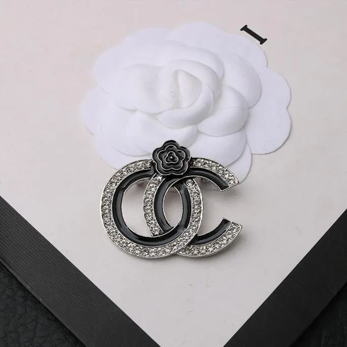 20Style Designer Brosch Small Sweet Wind Women Letters Metal Brosch Suit Pin Fashion Jewelry Clothing Decoration Accessory High Quality