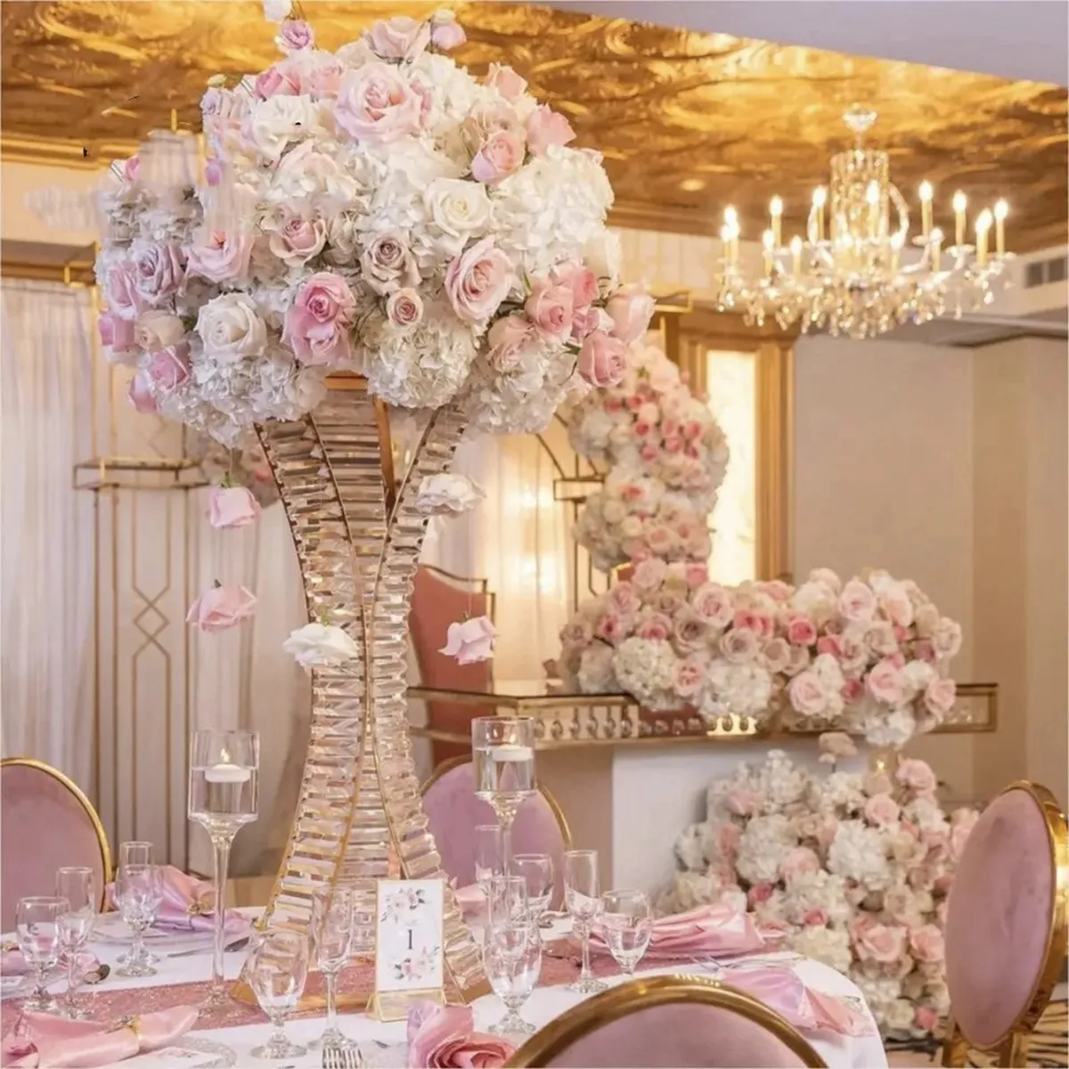 Centrotavola per matrimoni in metallo dorato Decorazioni per la tavola Supporto per fiori Supporto per vasi con catena di perline di cristallo per decorazioni di nozze per feste