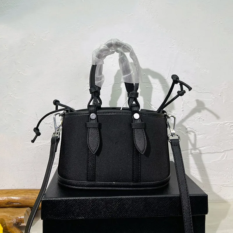 デザイナードローストリングハンドバッグ女性革の革のクロスボディバッグキャリア通勤大容量のトットバッグ