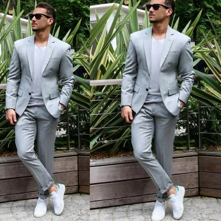 Nuovi smoking da sposo grigio chiaro per abiti da sposa Pantaloni giacca due pezzi Risvolto con visiera Abiti su misura Blazer