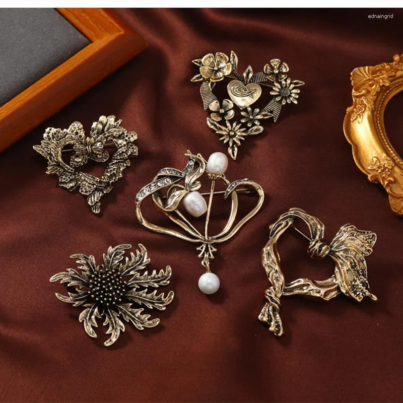 Broches Vintage femmes Baroque coeur perle Badges rétro mode métal Simple conception broches Crosage pour dame fête mariage cadeau