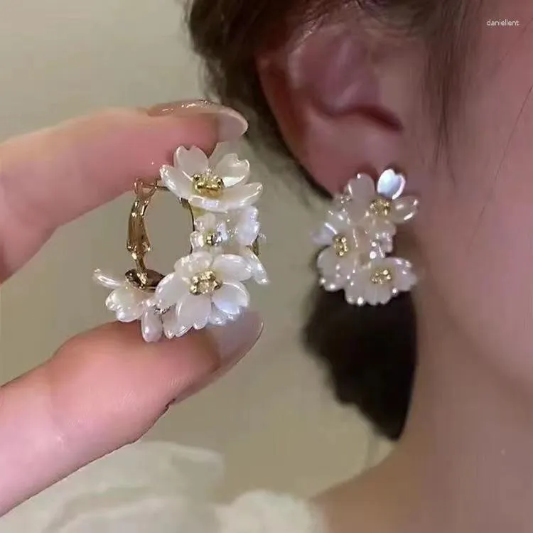 Orecchini pendenti Koren Light Luxury White Flower Pearl Petal Stud per le donne Zircone coreano Orecchino squisito Regalo di gioielli per feste