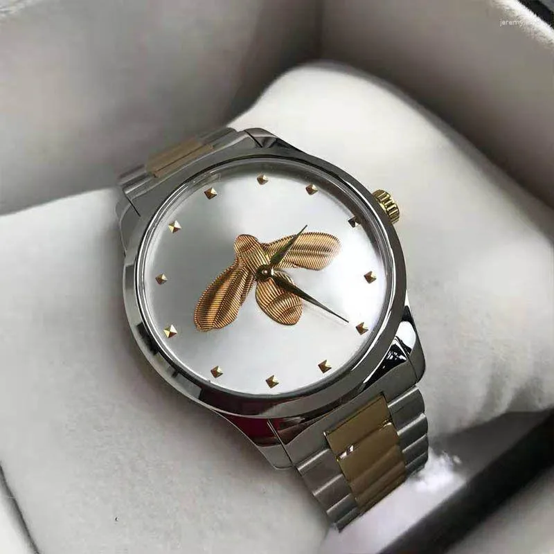 腕時計ウルトラ薄い豪華な恋人カップルスタイルの古典的な蜂のパターンウォッチ38mm 28mmシルバーケースメンズ女性デザイナークォーツ