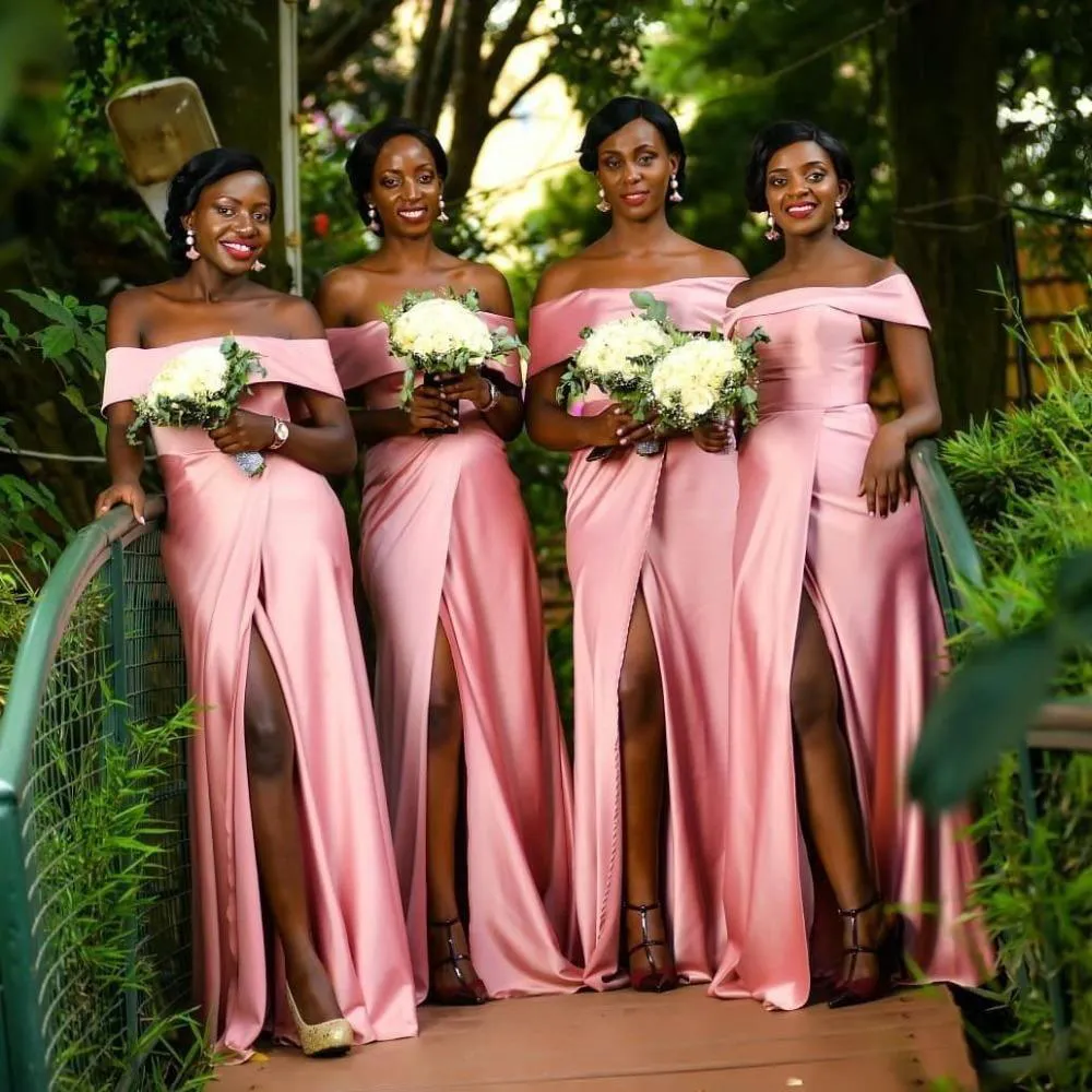 2023 robes de demoiselle d'honneur rose filles noires africaines hors de l'épaule fendue devant pas cher longues robes de soirée robes de demoiselle d'honneur junior en satin