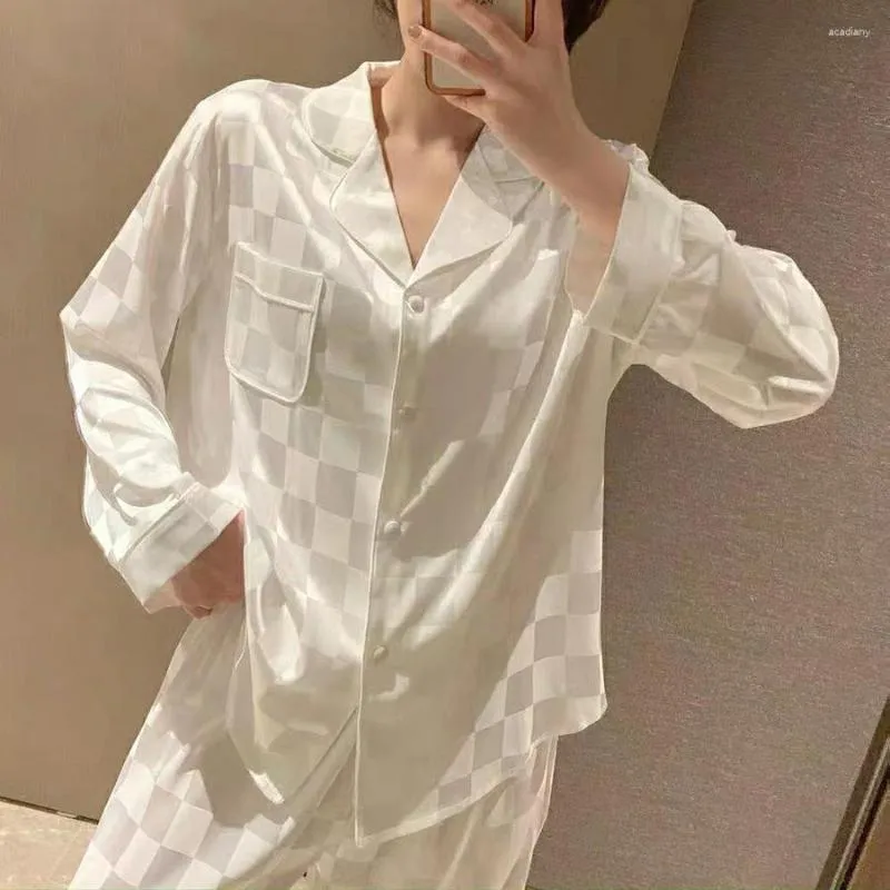 女性用スリープウェアシンプルな白い格子縞のパジャマ2ピースセットスプリングロングスリーブズボンピジャマスーツ薄い絹のサテンホームウェアルーズ