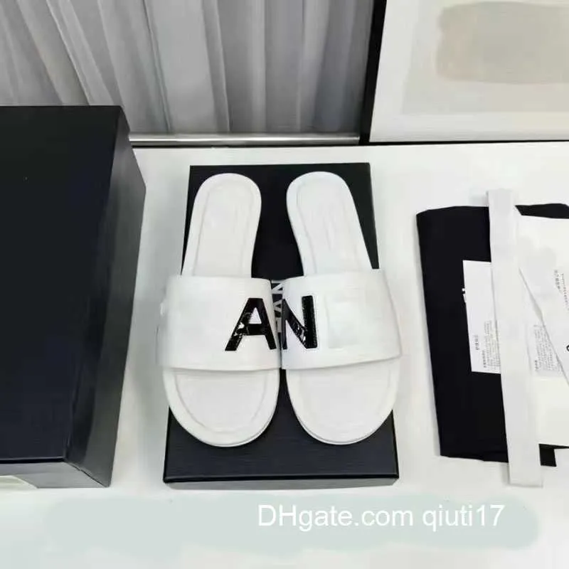 Kapcie 2023 Letni projektantka luksusowy nowa netto celebrytka moda Wysokiej jakości płaskie sandały Flip-Flops Beach Buty Kobiety Qiuti17