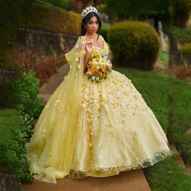 Robe Jaune Mexicaine De 15 Anos Lilas Charro Quinceanera Robes avec Cape Dentelle Applqiued Corset Sweet 16 Robe Abiti Da Cerimonia