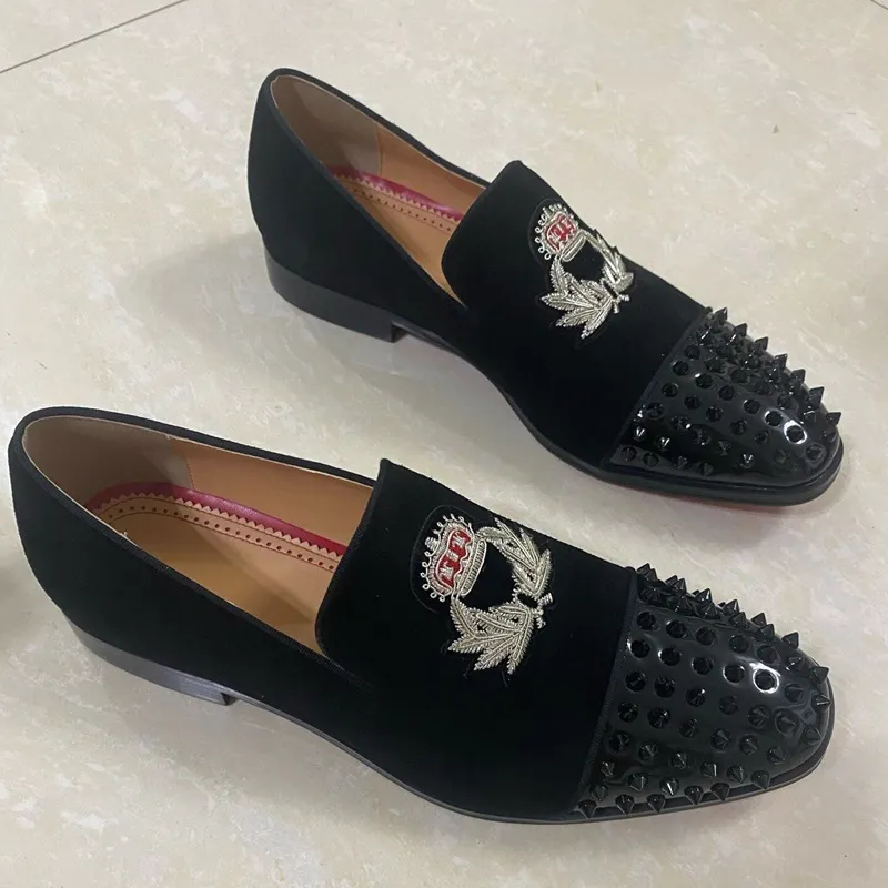 Italien mode svart mocka läderskor för man handgjorda spikade loafers lyxiga män broderi klädskor lägenheter casual skor