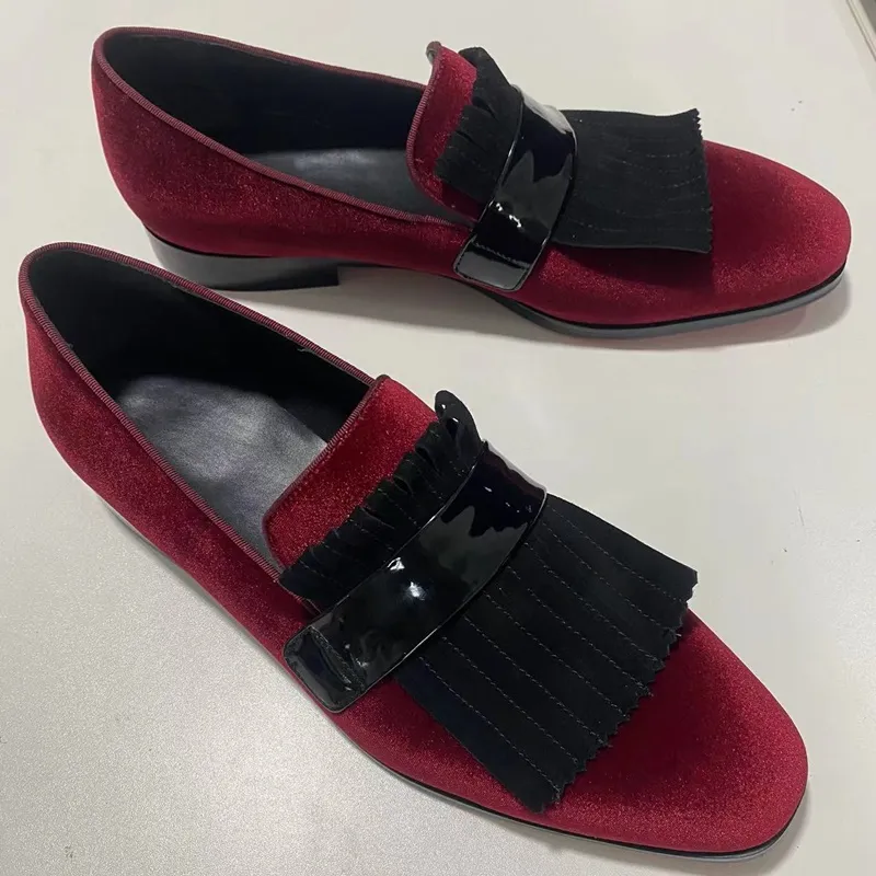 Vinröd sammet loafers män tofs skor lyx designer casual skor mocassins mens lägenheter rökande tofflor