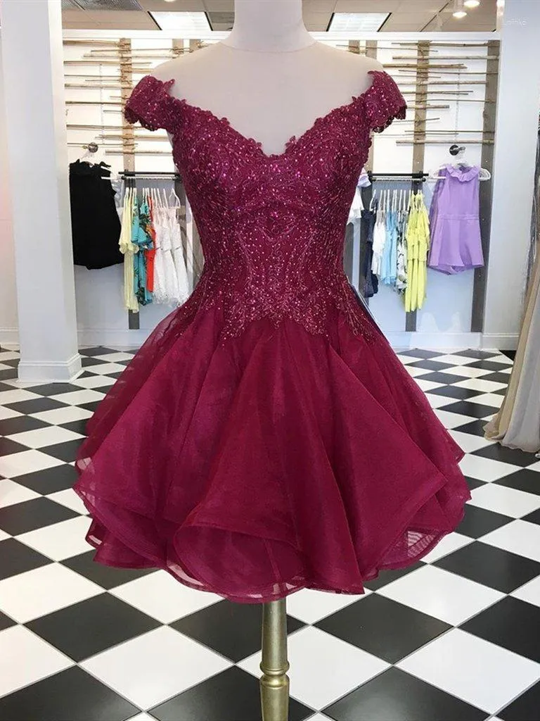 Party Dresses Sexy V Neck Short Bourgundy Cocktail Cap Sleeve Red Wine Lace Appliques Tulle Homecoming Glows Prom Dress