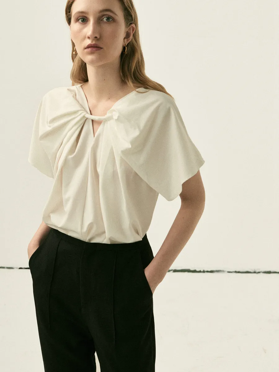 Novo nicho minimalista estilo minimalista VC casa novo nó plissado cetim solto blusa de manga curta para mulheres primavera/verão 2023