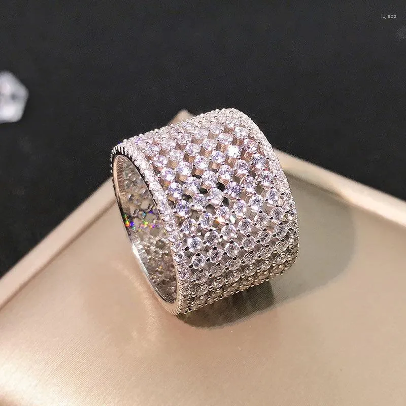 Pierścionki ślubne Bettyue dla kobiet luksusowe srebrne kolory żeńskie palce pierścienia nowoczesna moda biżuteria Cubic cyrkonia prezent