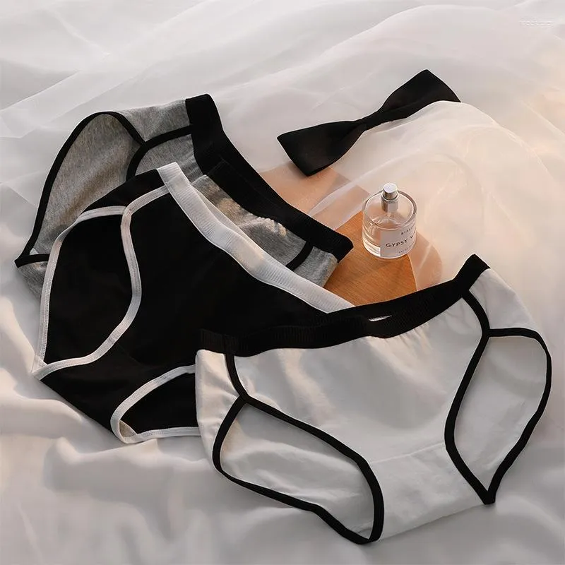 Mujeres en ropa interior outlet sencilla