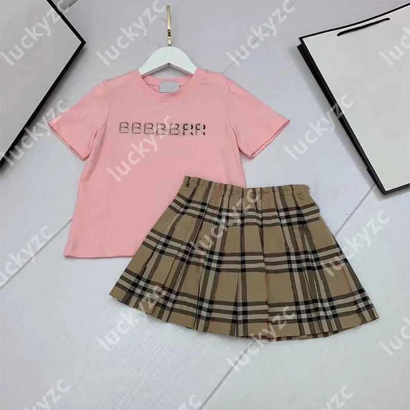 Luxuriöse Designer-Kleidungssets für Kinder, T-Shirt, weiß, mit Monogramm, Shortst, Modemarke, Sommer, Kinderschätze und Mädchen, Baumwolle, zweiteilig, 3 Farben