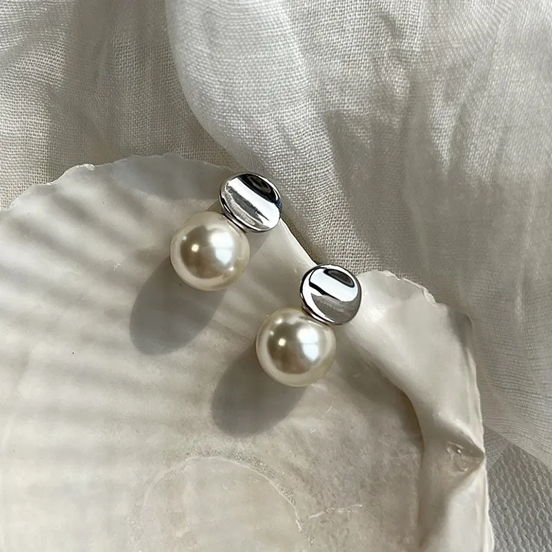 S3743 Metal Concave Piece Faux Pearl Stud Oorbellen voor vrouwen S925 Silver Post Pearls Oorbellen