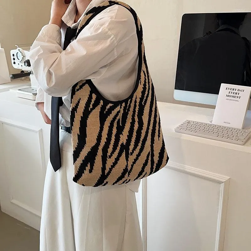 Kvällspåsar chic stickad kvinnors väska zebra mönster virkning rep axel eko koreansk shoppare stickning handväska öppen sling hand