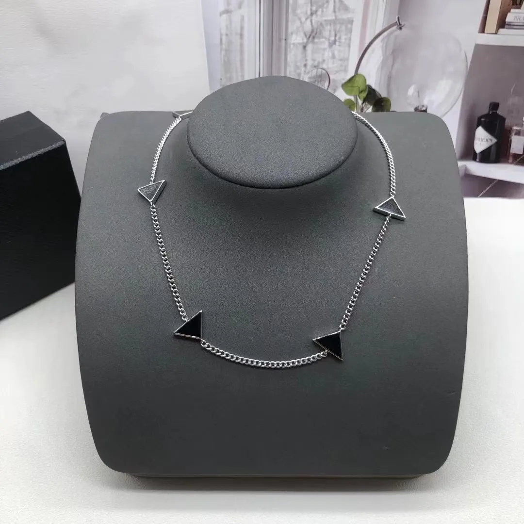 Designer Classics Collier Femmes Hommes Chaînes Bijoux De Luxe Noir Blanc P Triangle Pendentif Parti Hip Hop Punk Noms Déclaration Or Hommes Colliers Designer Bijoux