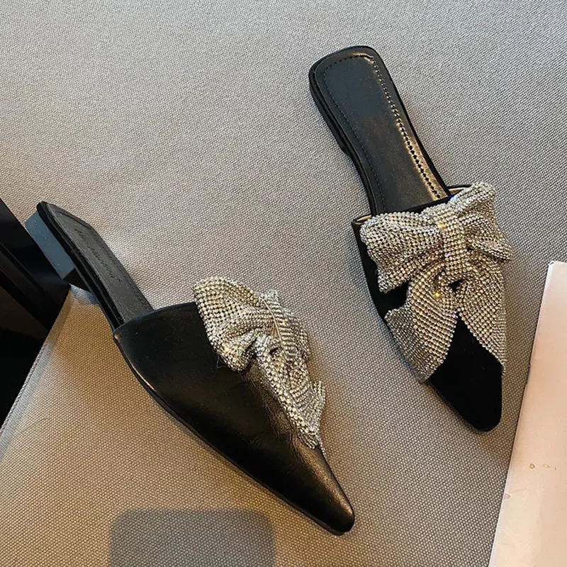 女性のスリッパ豪華なラインストーンミュールフラットスライド靴女性ファッションの先の尖ったつま先のスリップスリッパクリスタルシルバーフラットボックス