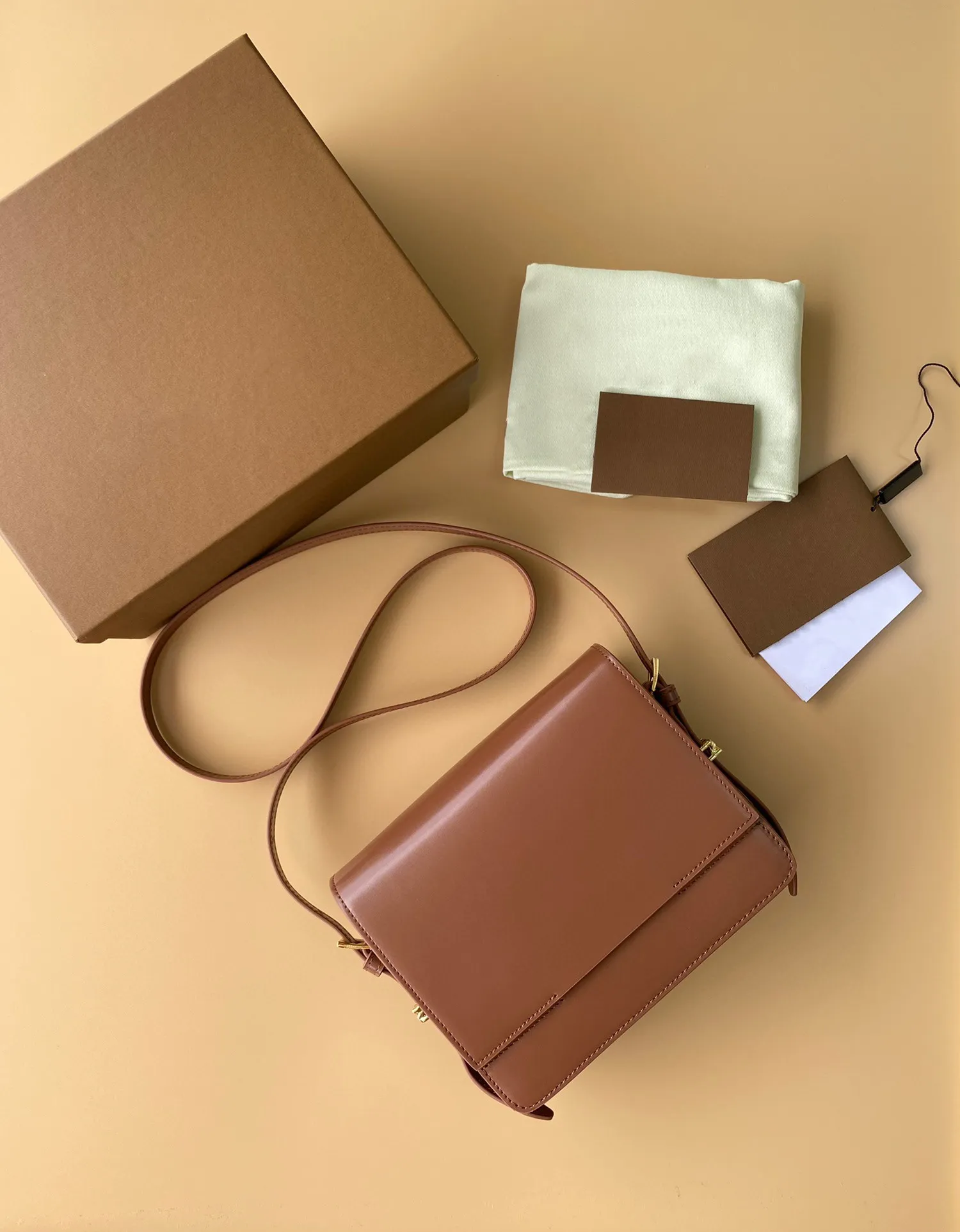 2023 New Women's Crossbody Bag High-End Quality Shoulder Bag gjord av utvalt italienskt läder för att förvandlas till en diagonal ryggsäck eller ta bort remmarna som en kopplingsväska