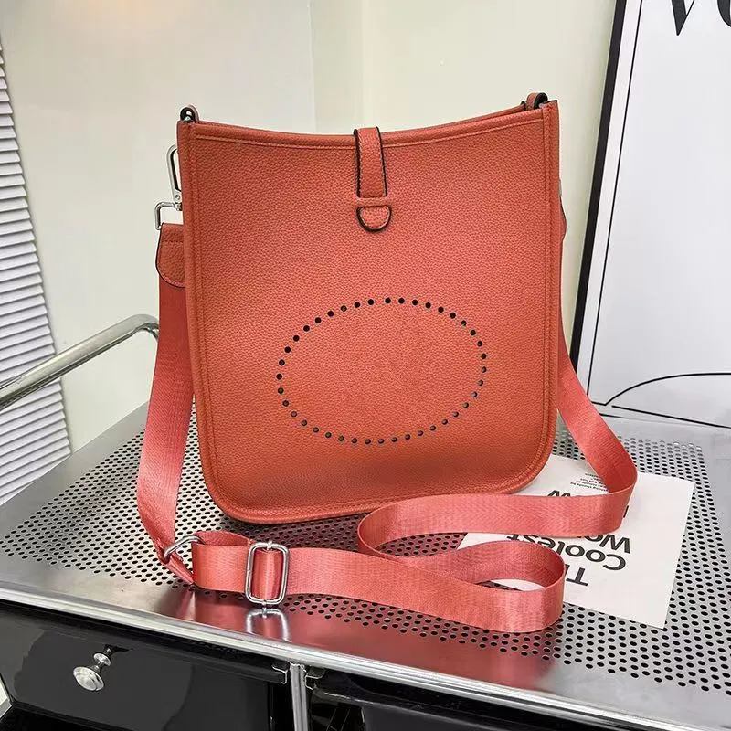 Modedesigner väskor vandrar mode kvinnors män purses ihåliga ut crossbody designer plånbok lyx tyg handväska axel satchel väskor