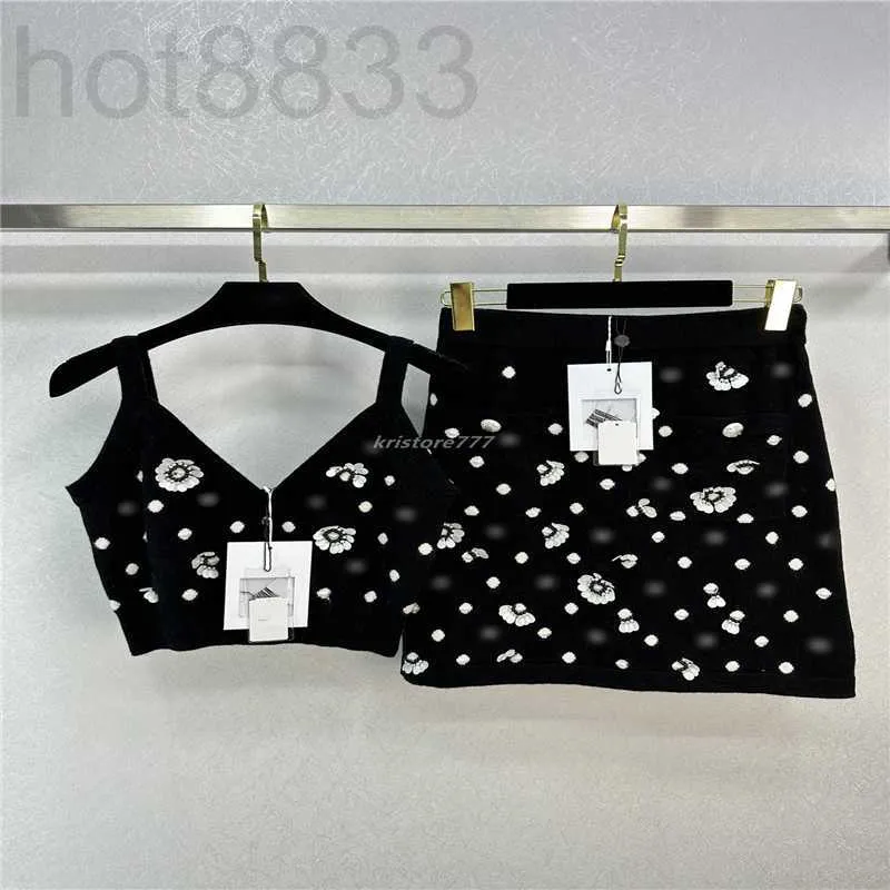 Tvådelt kläddesigner Kvinnor sätter stickor med Camellia Beads Girls Runway High End Luxury Brand Tee Vest T Shirt Crop Tops Camisole mini kjol pkaw