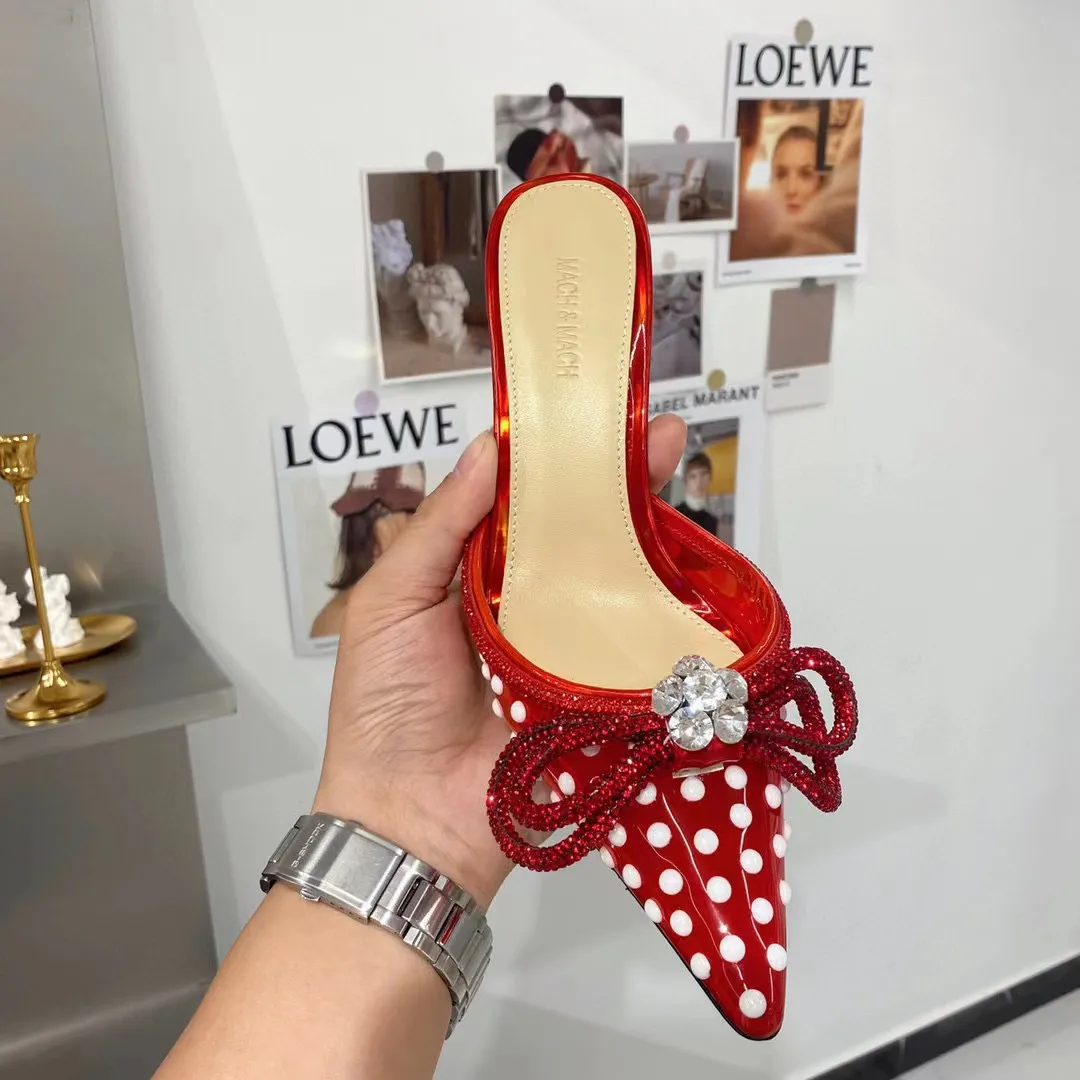 2023 Sandalo Mach Décolleté con fiocco in raso Cristallo impreziosito da strass Scarpe da sera a spillo 8,5 cm Sandali con tacco da donna con tacco Cinturino alla caviglia di design di lusso Abito tacco 35-42