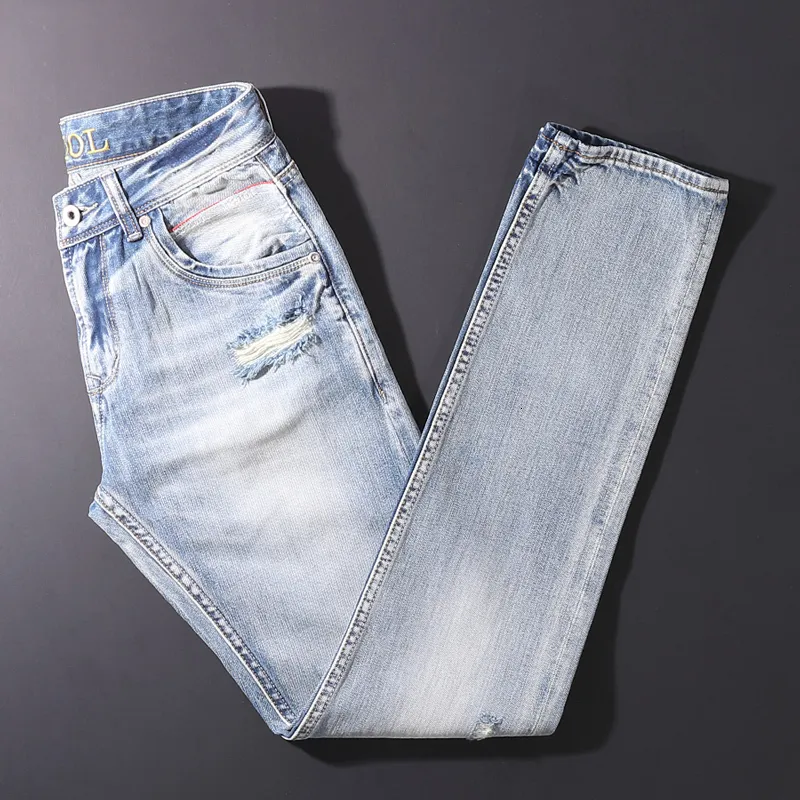 Mäns jeans europeiska vintage mode män retro ljusblå smal fit rippad högkvalitativ röd linje designer casual denim byxor 230625