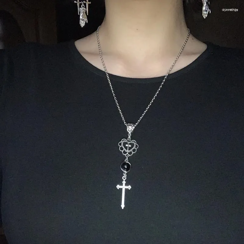 Catene Collana con ciondoli croce femminile Cristallo nero a forma di cuore Catena maglione Gesù Gioielli moda regalo per uomo donna