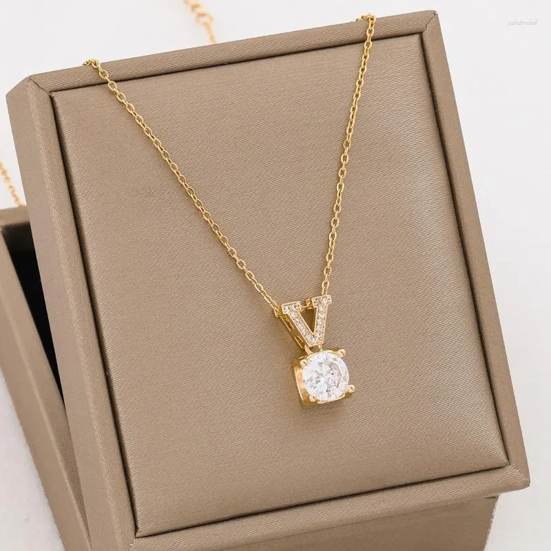 Pendanthalsband 2023 Letter V Zircon Crystal Necklace For Women Korean Fashion Kvinna Sexig rostfritt stål CLAVICLE Kedjedyckel smycken