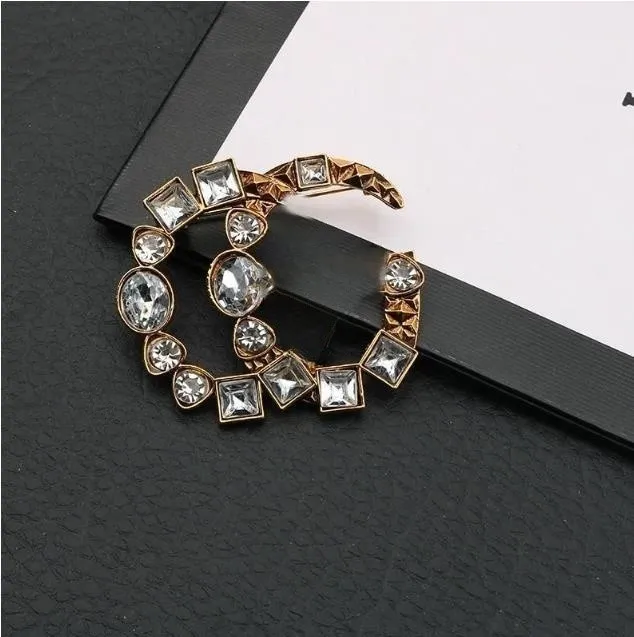 Pins broches elegante banhado a ouro marca designer letras broche moda famosa mulheres liga carta pérola cristal strass terno pino jóias 9wk4