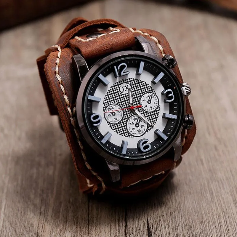 Montres Retro Watch Men Punk Retro Simple Leather Band Watch Relogio Masculino Brown Fashion Red Punk Style Wide Bracelets Mentières pour hommes