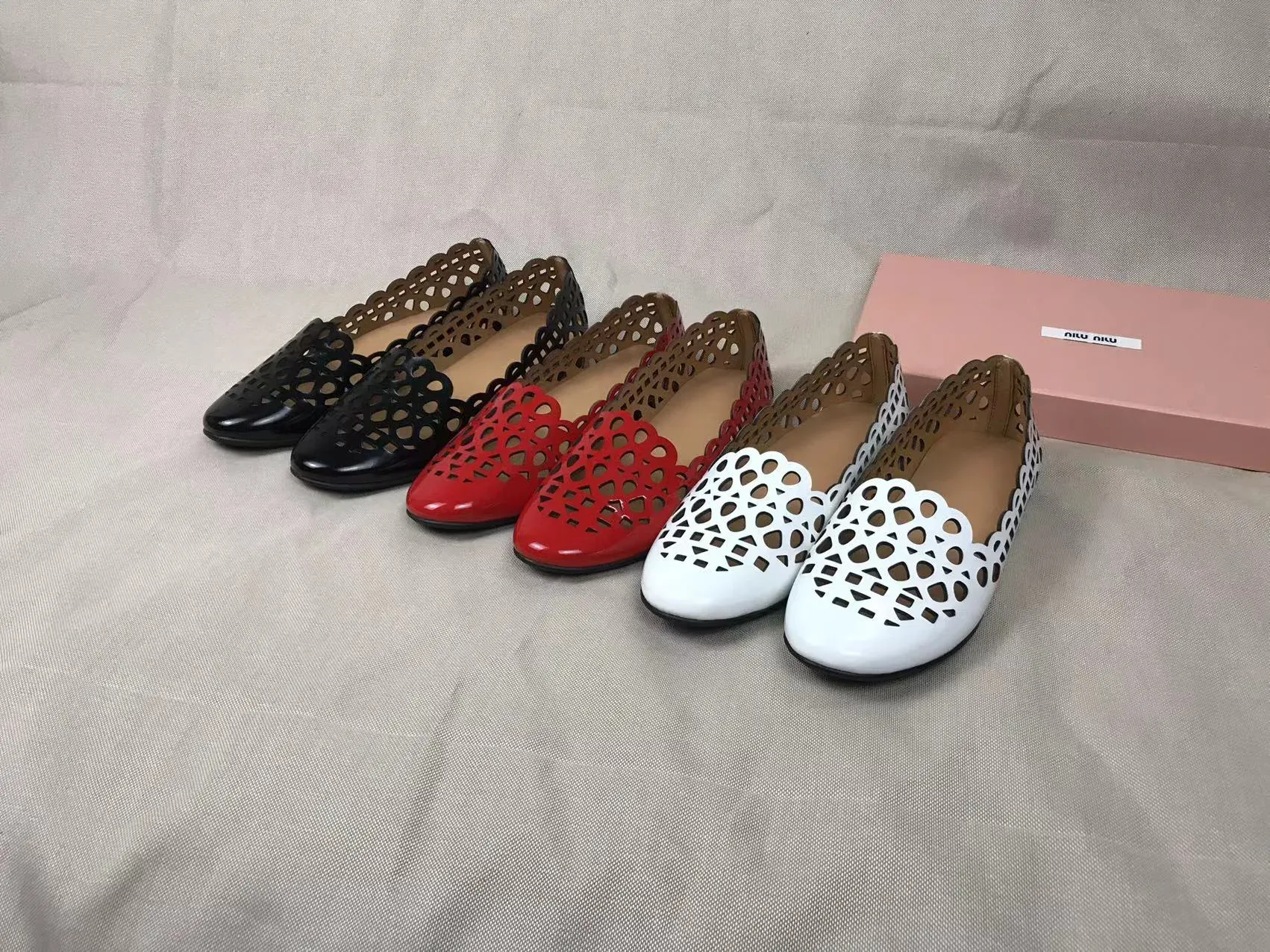 Sapatos femininos de designer de luxo miumi Sapatos de couro ventilados com perfurações sapatos de embarque femininos vermelhos genuínos couros pretos sapatos de vôo com caixa
