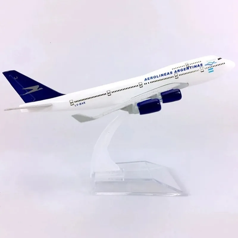 航空機モドル16cm合金航空機モデル1 400ボーイングB747-400モデルアルゼンチン航空ランディングギアエアバスメタルエアプレーンディスプレイおもちゃ飛行機230626