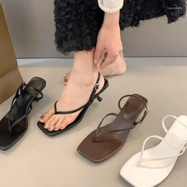 Sukienka buty seksowne klapki nisko obcasowe sandały kwadratowe palce wąski pasek letni gladiator 2023