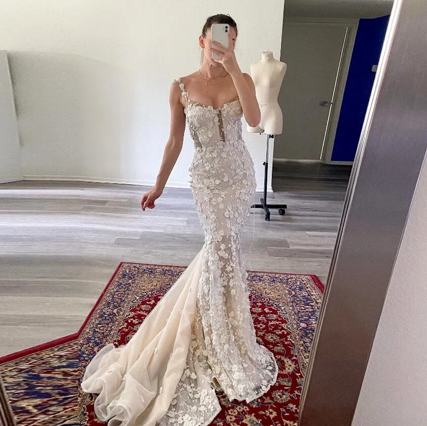 Modern Bohemain Mermaid Wedding Dresses Backless Corset Back 3D Floral Lace Sweep Train Beach Garden Fishtail Bridal Gown