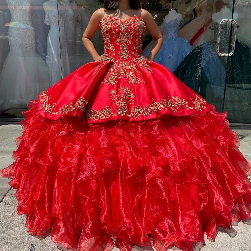 Rote Quinceanera-Kleider, sexy, trägerlos, Ballkleid, ärmellos, Tüll, Goldapplikationen, Perlenstickerei, abgestufte mexikanische Sweet-16-Kleider