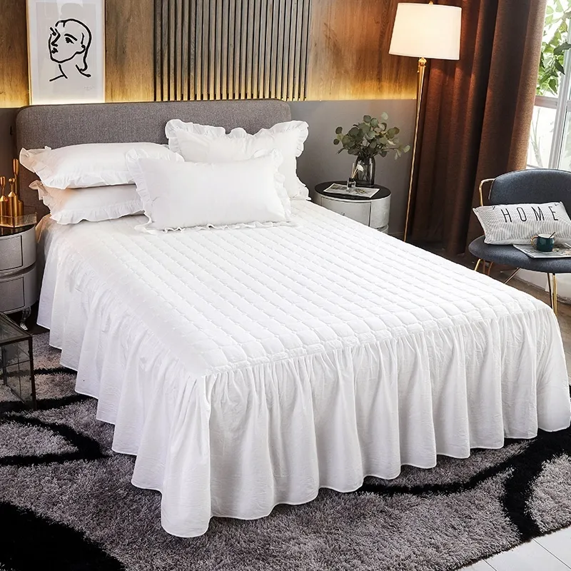 Ensembles de literie blanc épaissir matelassé princesse jupe de lit taies d'oreiller avec coton hiver chaud couvre-lit housse de matelas 13 pièces feuille 230626