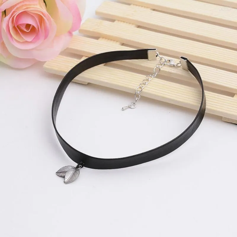 Choker Punk Gothic Schwarz Leder Colliers Für Frauen Minimalistischen Kurzen Blatt Anhänger Halskette Vintage Hals Schmuck Collares Feminino