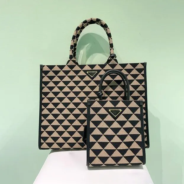 luxe de la mode Sacs d'embrayage de grande capacité pour femmes de créateurs Poignée supérieure Fourre-tout en nylon pour hommes Symbole Triangle sac à main prad duffle en relief Cross Body wash Sacs à bandoulière