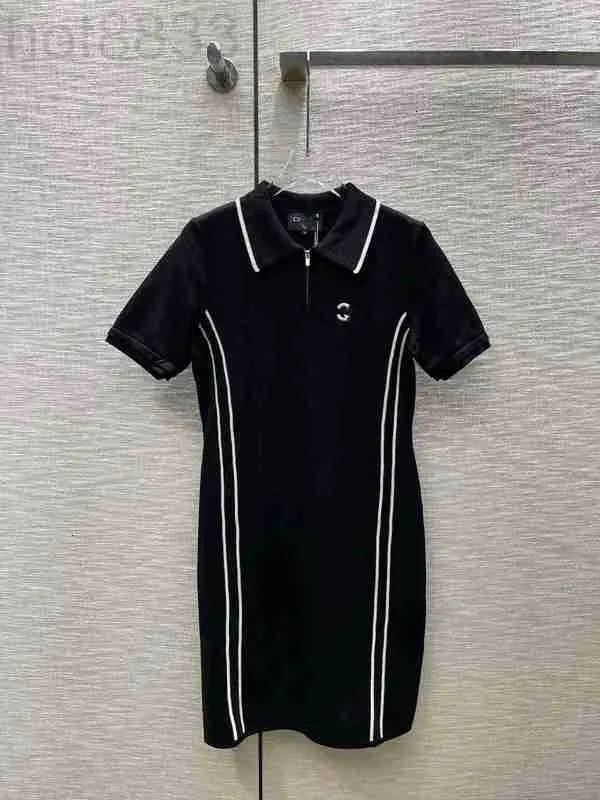 Abiti casual di base Designer Estate Nuovo stile Semplice ed elegante Abito in maglia polo a contrasto con mezza cerniera che riduce l'età N3V4