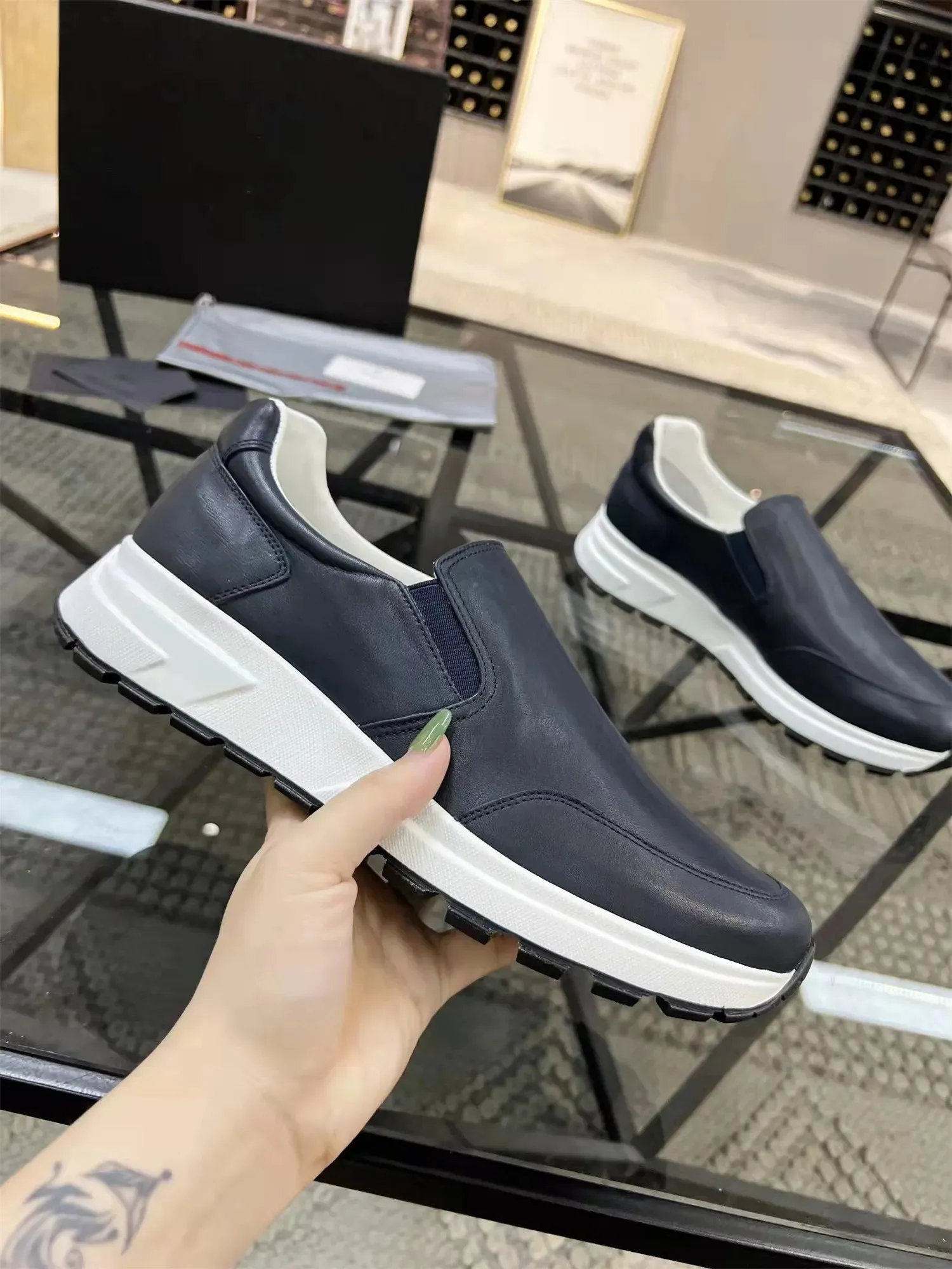 Luksusowe Slip-On Buty Serph-Onsury Buty Sneaker Treakers Black White Miękkie cielę podeszła deskorolka spaceru z pudełkiem EU38-46