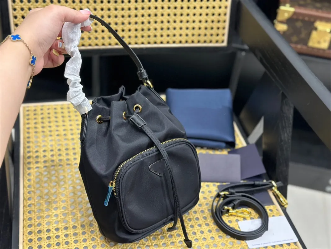Kvinnors hinkväska axelpåsar Vattentät design Nylon Mini Shopping BGAS Lady Cross Body Bag med Box Fashion Designer Väskor