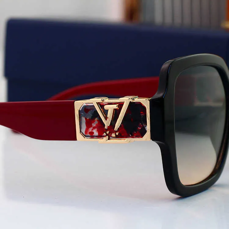 Venta al por mayor de gafas de sol de moda para mujer con letras UV400L, gafas de sol rojas para mujer