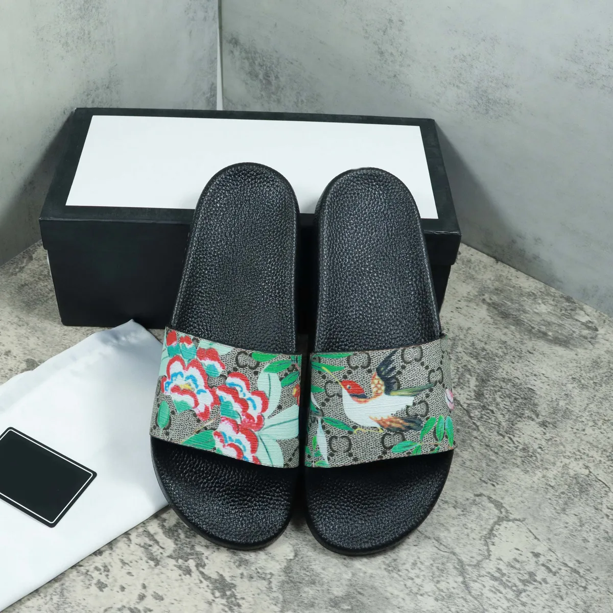 Bee Designer Sandálias Itália Chinelos Paris Nova Borracha Slides Sandálias Floral Brocade Mulheres Homens Chinelo Flat Bottoms Flip Flops Womens Tiger Striped Beach 392