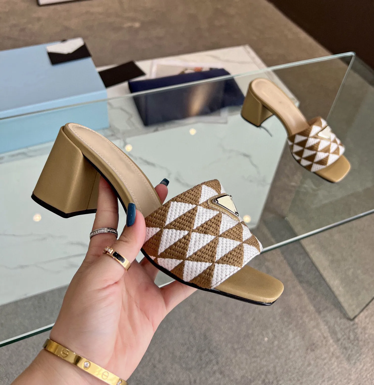 DHgate Prad Luxury Designer Leather Ladies Sandals Summer Fashion Women Leisure Slippers Shoes Accessories