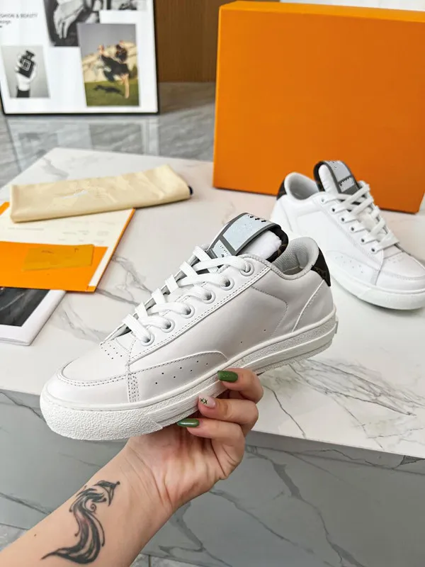 Chaussures de créateur hommes femmes chaussures décontractées baskets baskets éclairées en cuir formateur de luxe plate-forme Sneaker Sport 0623