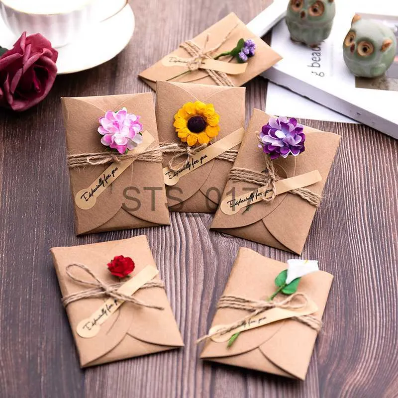 Hangers Racks 5pcs Greeting Card Vintage With Handmade Dry Flower Kraft Paper Envelope Birthday Wedding favors Party Invitations Retro Letter x0710