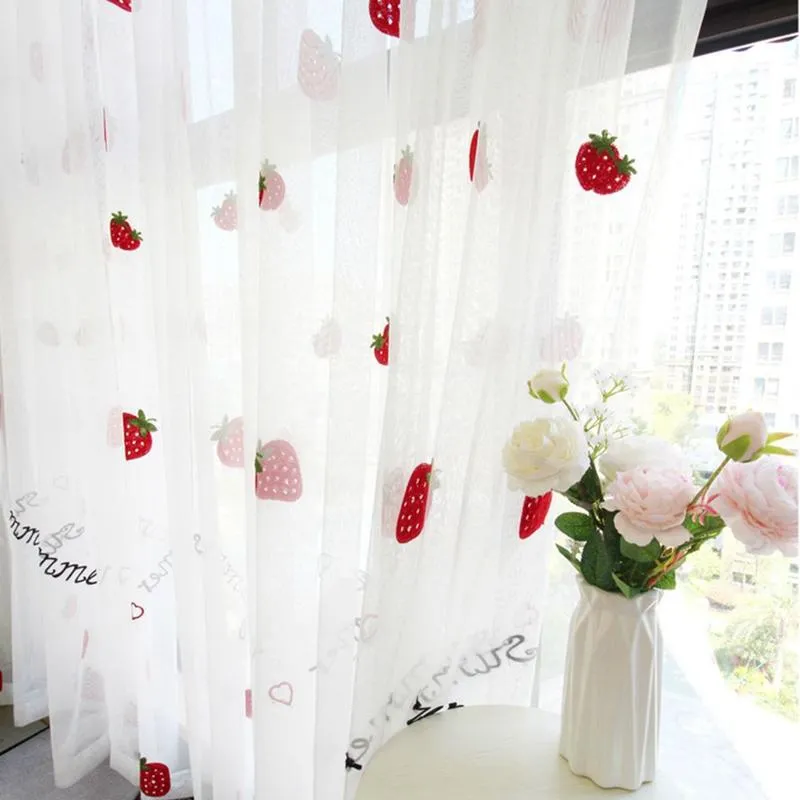 Rideaux Cartoon Fruit Broidered Tulle rideau pour les enfants Chambre des filles coréenne Jolie fraise Modèle Sheer Window Treatment Kitchen